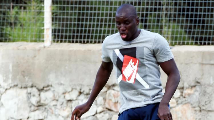 Demba Ba kendi başına çalışıyor