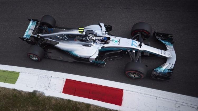 Lewis Hamilton zirveyi bırakmadı