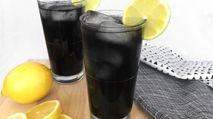 Kömürden yapılan siyah limonata Kömürden yapılan siyah limonata