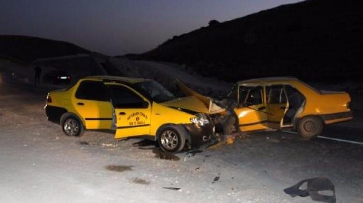 Sivas'ta iki otomobil çarpıştı: 5 yaralı