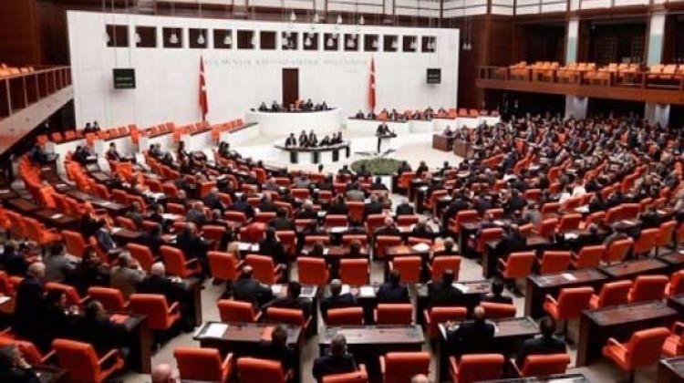 92 yıl sonra TBMM'de bir ilk! Bu kez giymedi