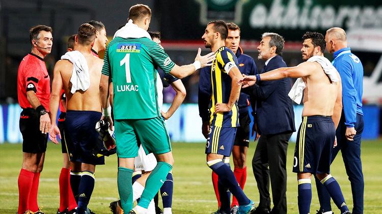 Manisa'da skandalı! F.Bahçe formasını yere atıp...