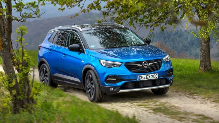 Opel'in kompakt SUV'u geliyor!