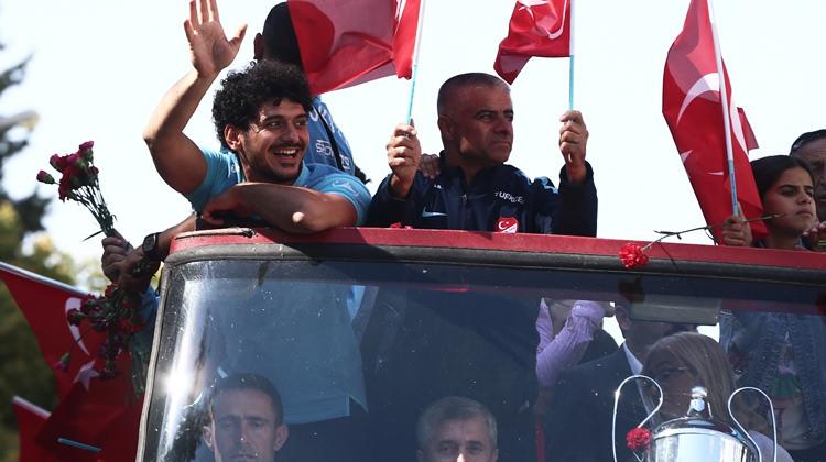 Ampute Milli Takımı'na 30'ar Cumhuriyet altını