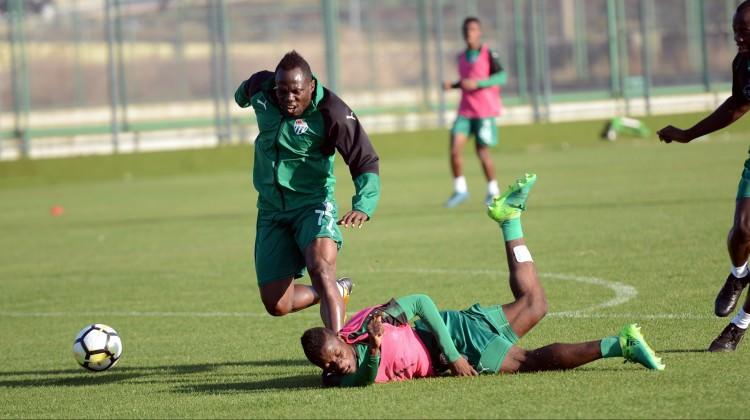 Bursaspor'da Badu 3 hafta yok!