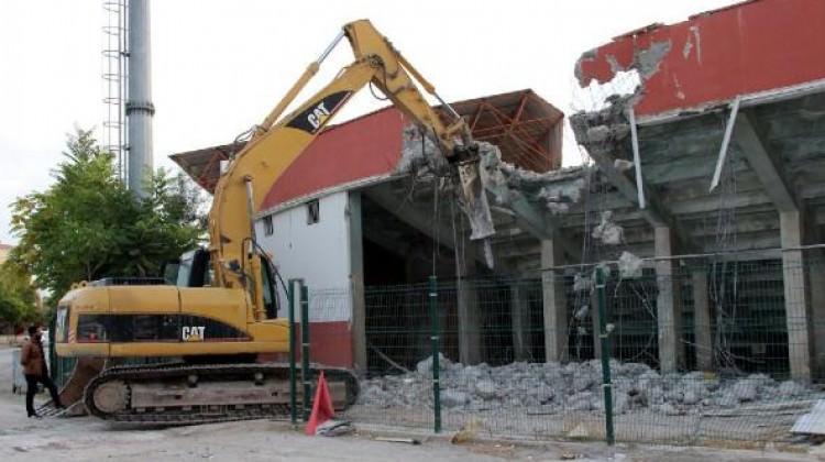 Elazığ Atatürk Stadyumu’nda yıkım başladı
