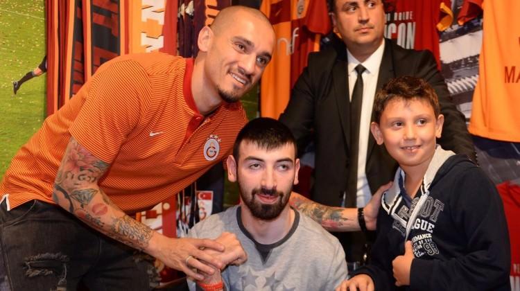 G.Saraylı Maicon taraftarlarla buluştu