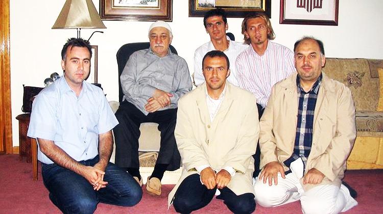 Şaşırtan iki isim! FETÖ ile aynı karede...