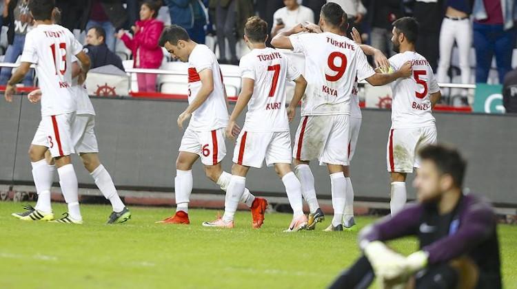 Türkiye İngiltere'yi topa tuttu!