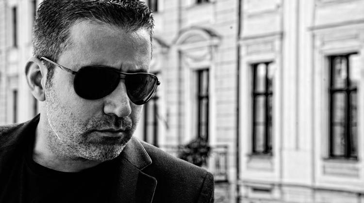 Emrah adını duvarlara yazdırdı