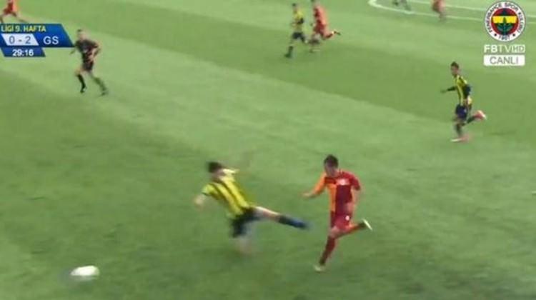 F.Bahçe-G.Saray derbisinde tepki çeken faul!
