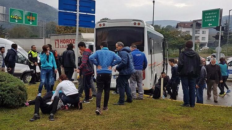 Sporcuları taşıyan midibüs kaza yaptı: 12 yaralı