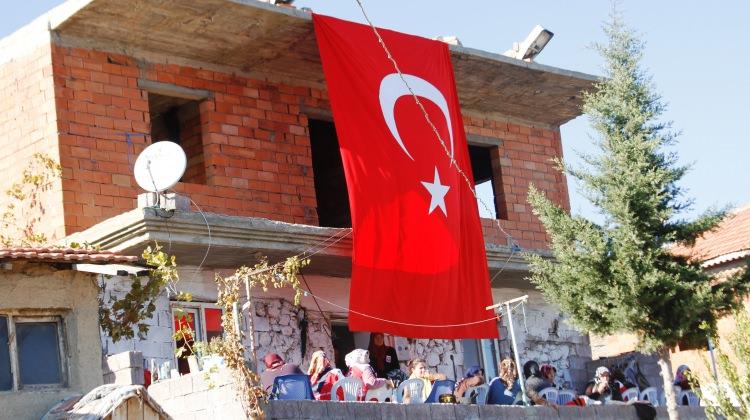 Şehit evinin önüne dev bayrak direği dikilecek..
