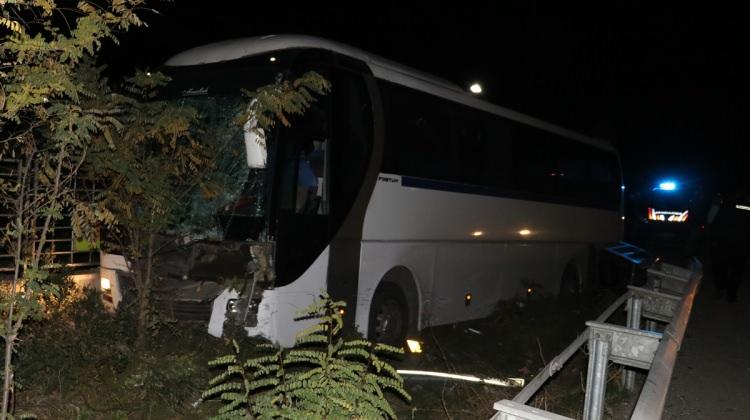 Manisa’da servis otobüsü ile otomobil çarpıştı