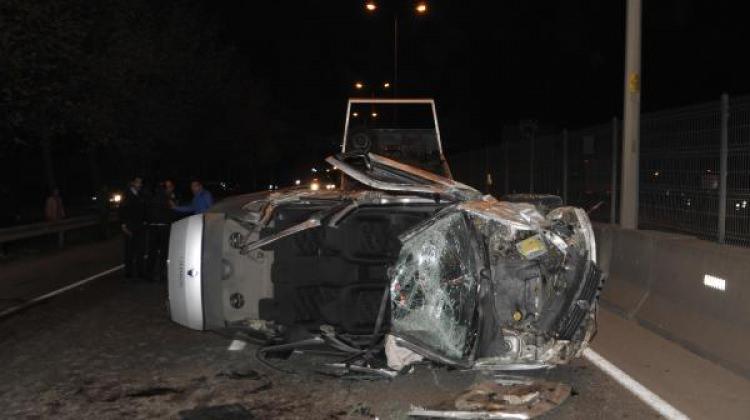Kamyona çarpan otomobil devrildi: 4 yaralı