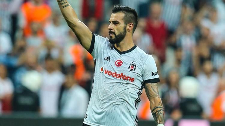 Negredo’dan topu alan penaltıyı kaçırıyor!