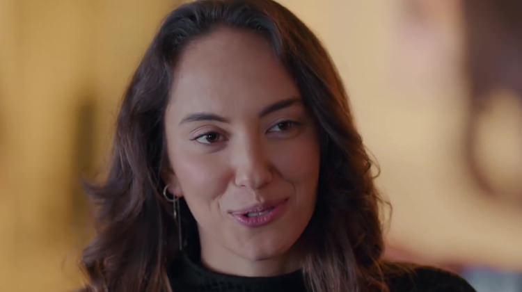 Oyuncu Duygu Sarışın'ın yüzü yandı! Duygu Sarışın kimdir?