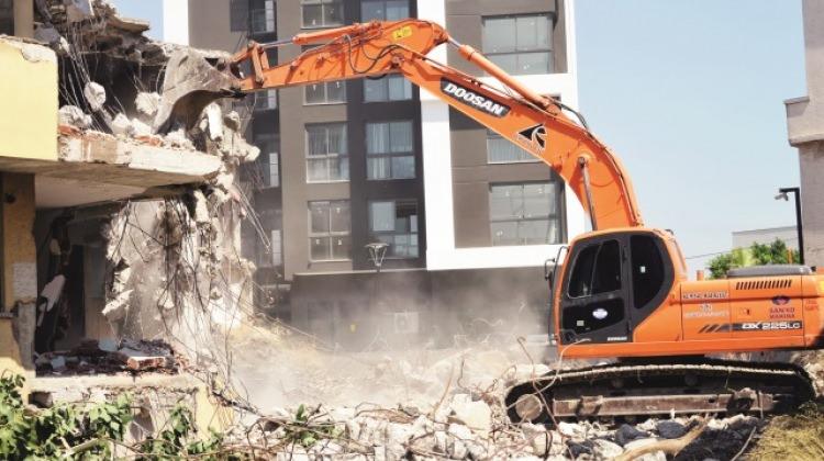 Akdeniz’de metruk binalar yıkılıyor