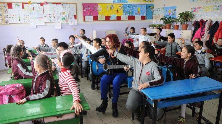 Matematiği bestelediği şarkılarla öğretiyor...