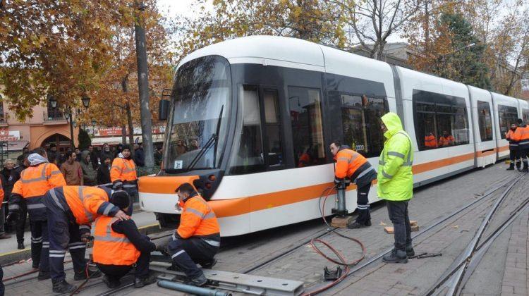 Tramvay raydan çıktı, seferler 2 saat durdu