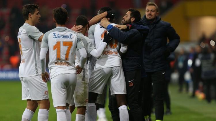 Adebayor'un golü ortalığı karıştırdı