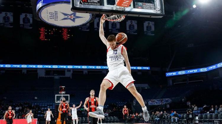 Anadolu Efes farklı kazandı