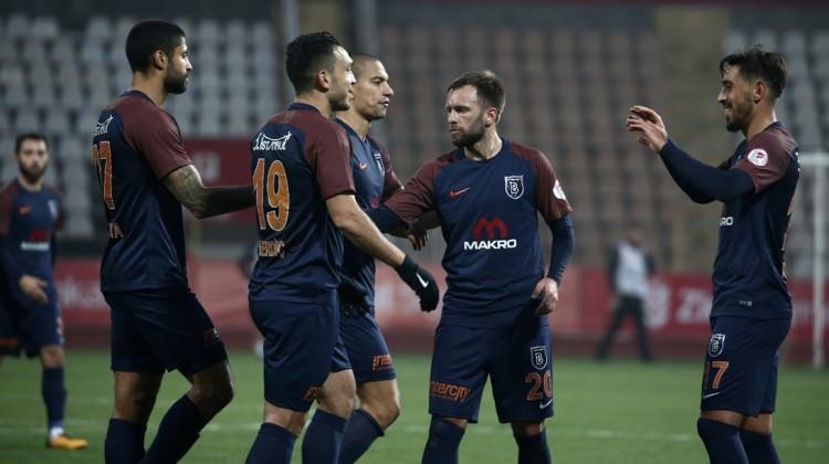 Başakşehir kapıyı araladı