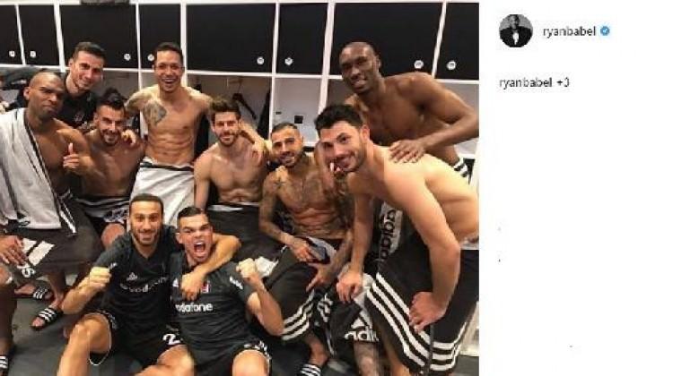 Ryan Babel'den galibiyet pozu