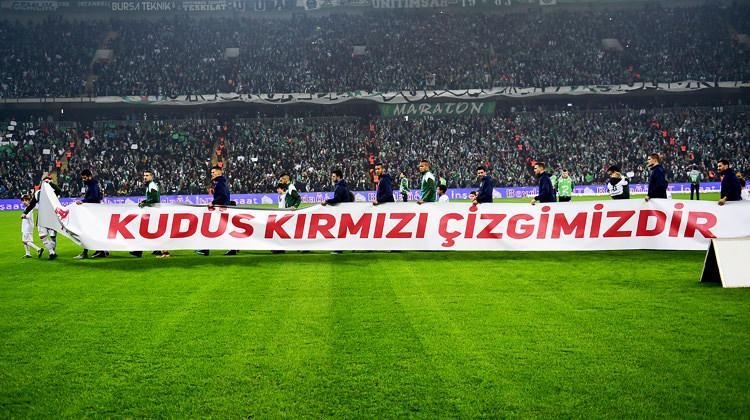 Bursaspor - F.Bahçe maçına damga vuran pankart!
