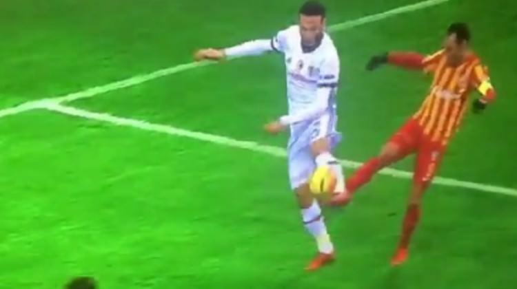 Hakem 'penaltı' verdi, Umut Bulut çıldırdı!