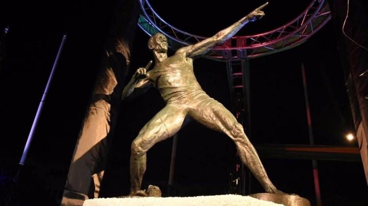 Usain Bolt'un heykeli dikiildi