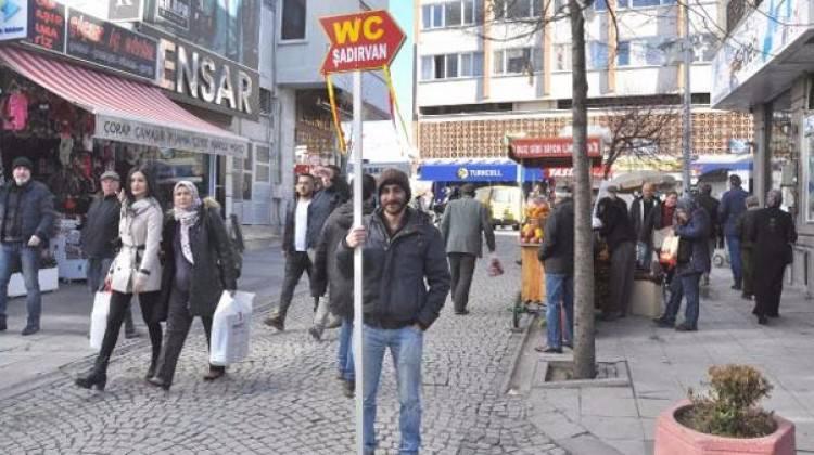 Sevdiği kız için milletin güldüğü işi yapıyor!