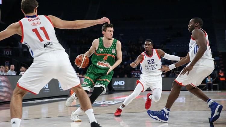 Anadolu Efes evinde dağıldı