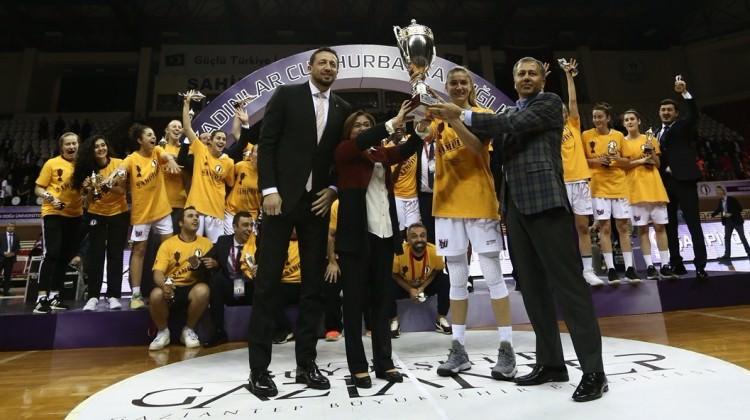 Fenerbahçe'yi deviren Yakın Doğu kupasını aldı!