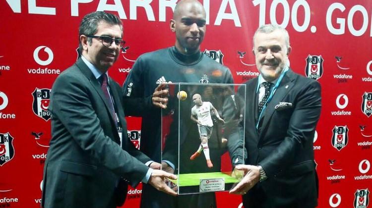 Tarihe geçen Ryan Babel'e plaket