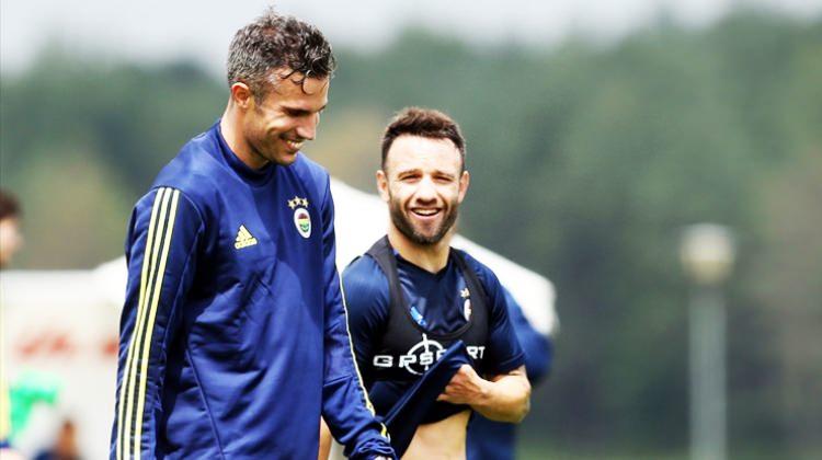 Van Persie tesislerde elektronik sigara içiyor!