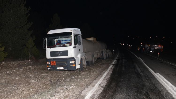 Tankerden yola dökülen asit kazaya neden oldu