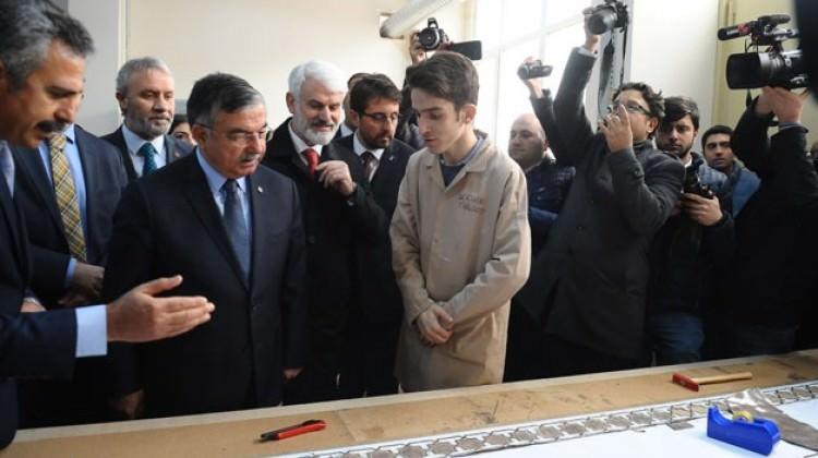 Bakan Yılmaz öğrenciyi iş güvenliği için uyardı!
