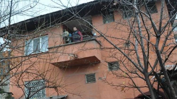 İmitasyon altınları çalmak isterken yakalandı