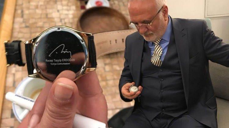 Kolunda Erdoğan, cebinde Bahçeli saati taşıyor