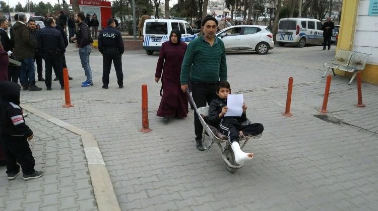 Baba ve oğlunu görenler cep telefonuna sarıldı