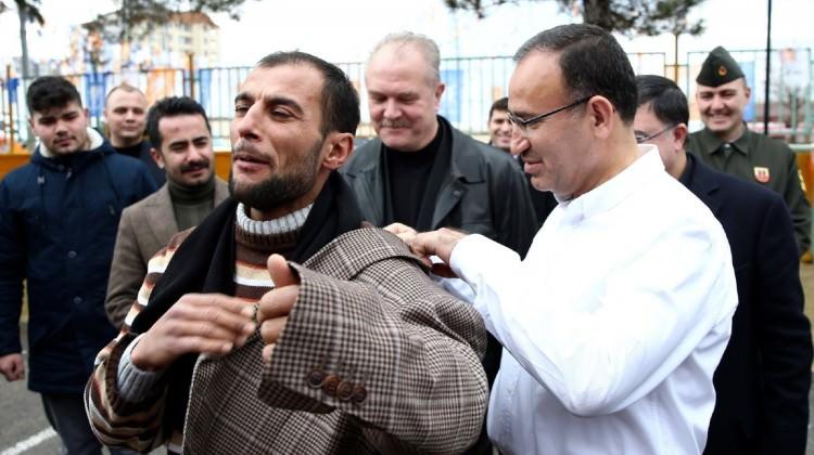 Vatandaş Bekir Bozdağ'ın ceketini isteyince...