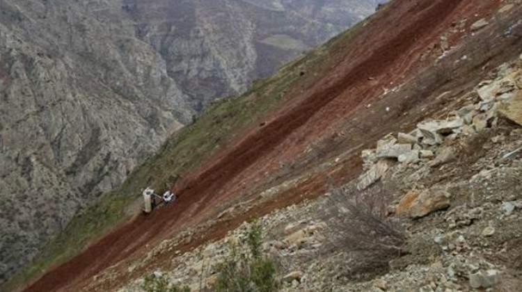 Kamyon uçuruma kaydı, sürücü son anda atladı