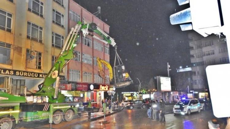 İş makinesi çatıya çıkardılar! Görenler şok oldu