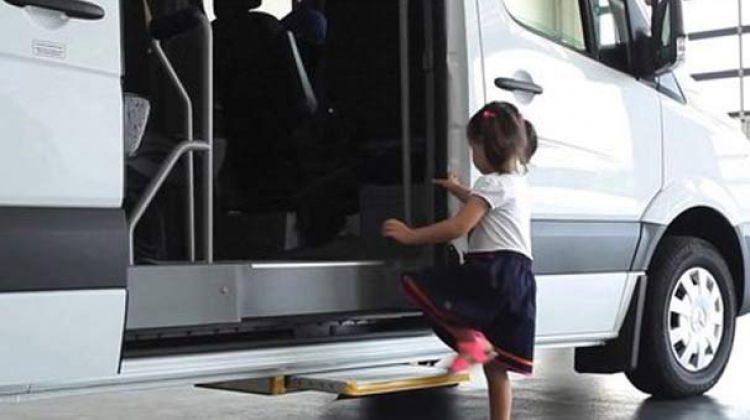 Okul servisinde unutulan kızı saati kurtardı