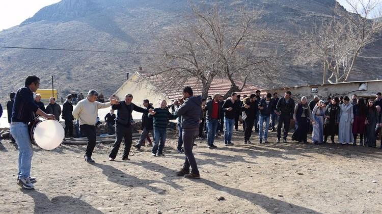 Önce halay çektiler sonra eylem yaptılar!