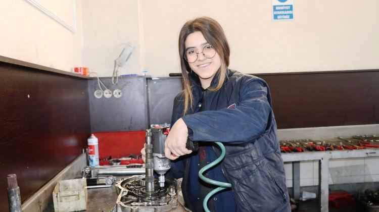 Oto tamircisi genç kızın yerli otomobil hayali!