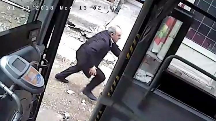 Halk otobüsünü çaldı, yakalanacağını anlayınca...