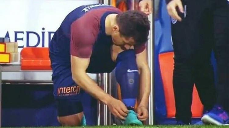 Emre'nin tekmeliğindeki F.Bahçe arması olay oldu!