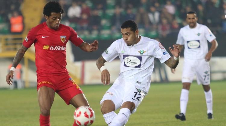 Akhisar son dakika golüyle avantajı kaptı!